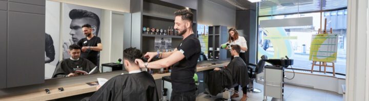 Kundinnen und Kunden während einer Behandlung in einem modernen Coiffeursalon