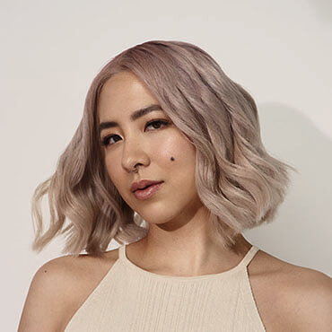 Frau mit blonden Haaren, blondiert mit BlondMe von Schwarzkopf