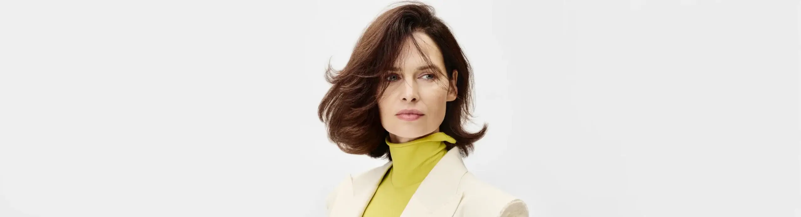Frau mit braunem Naturhaar für Blow Dry Styling und professionelles Föhnen