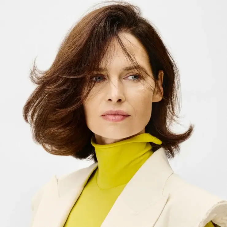 Frau mit braunem Bob und voluminösem Haarstyling