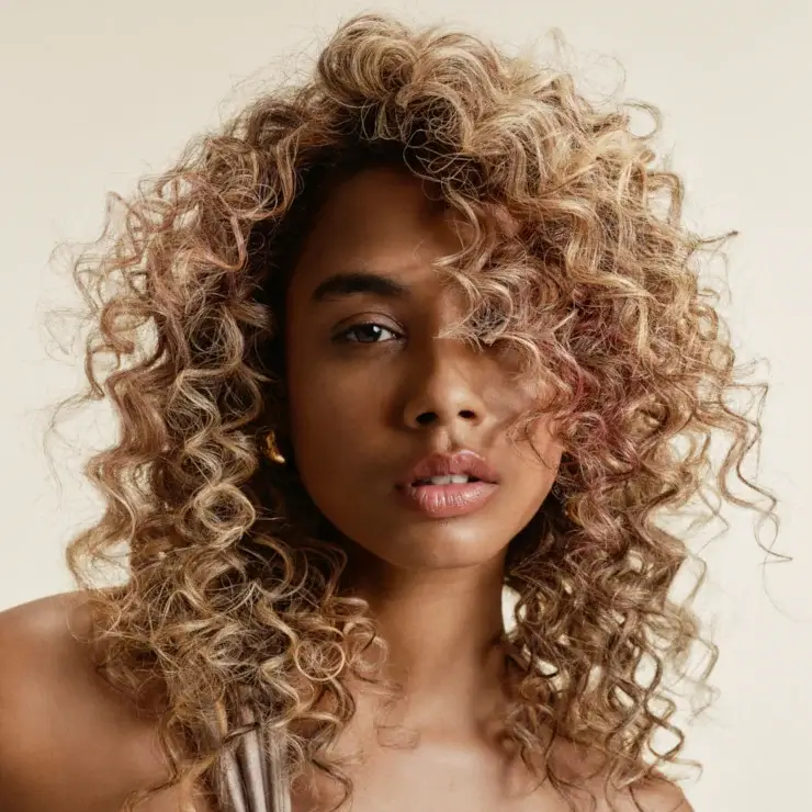 Frau mit voluminösen blonden Locken