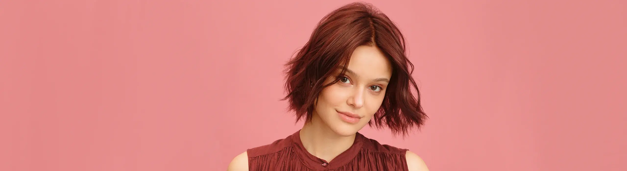 Frau mit kurzem, rotem Haar für professionelle Haarpflege und Styling