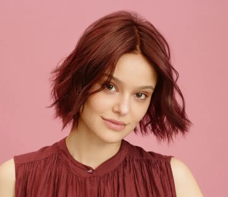 Frau mit kurzem rotem Haar und modernem Haarlook