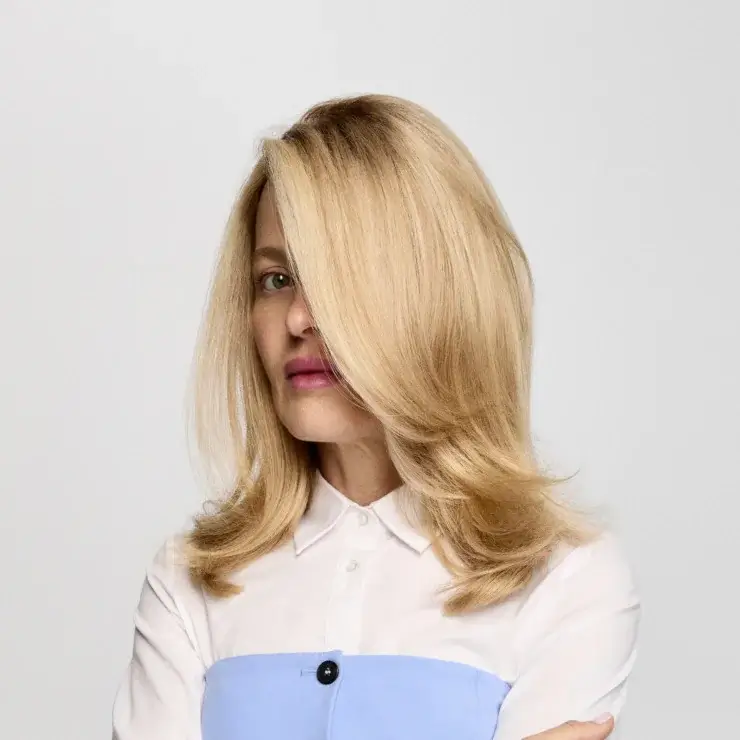 Frau mit langem blondem Haar und gepflegtem Haarlook