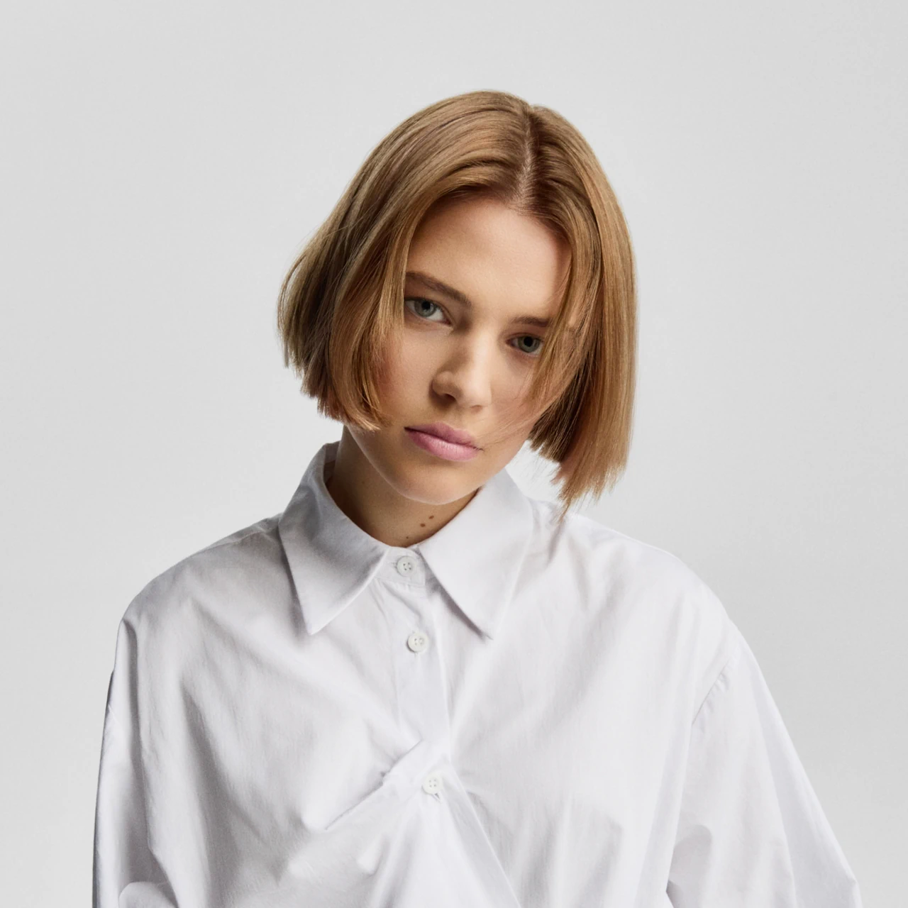 Frau mit kurzem blondem Bob und gepflegtem Haarlook