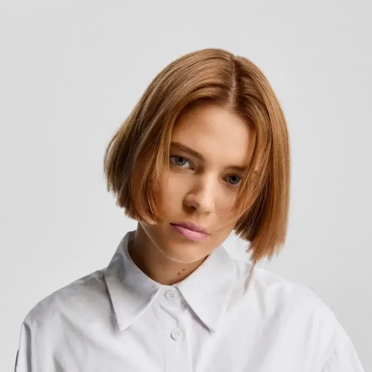 Frau mit kurzem hellbraunem Bob und gepflegtem Haarlook