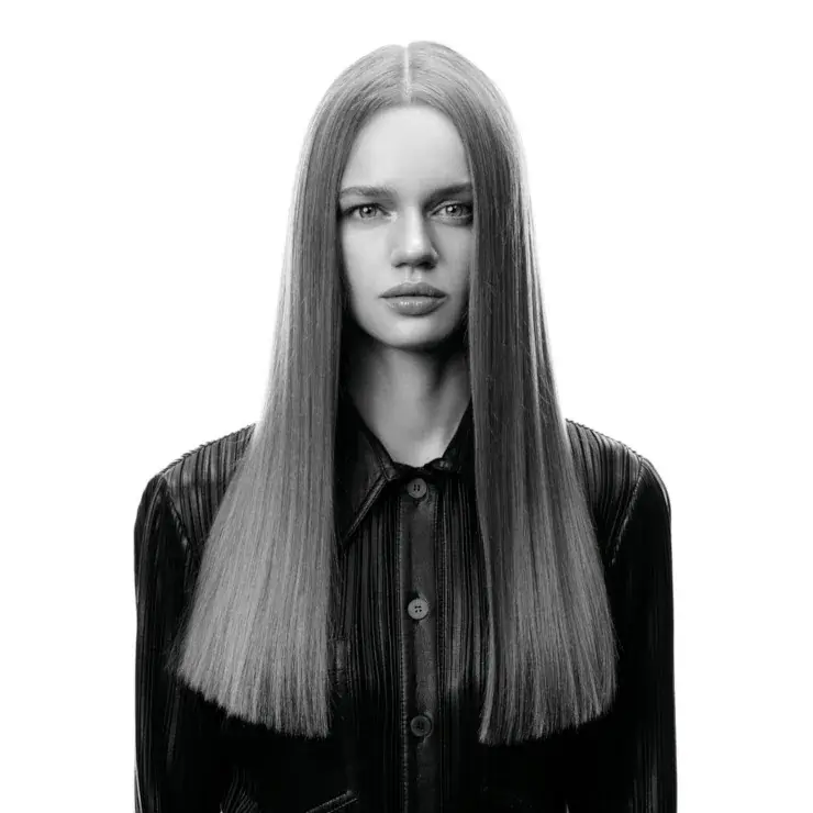Frau mit langem glattem Haar und Mittelscheitel
